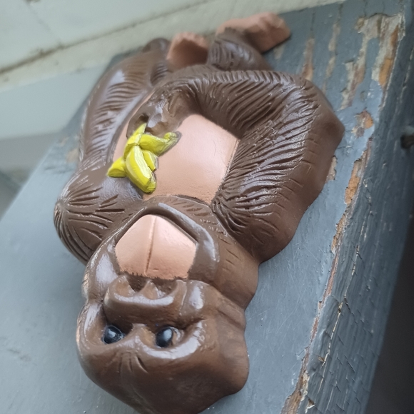 Vintage 70s Burwood happy plastic banana gorilla monkey kitsch decor wall art - Picture 4 of 9